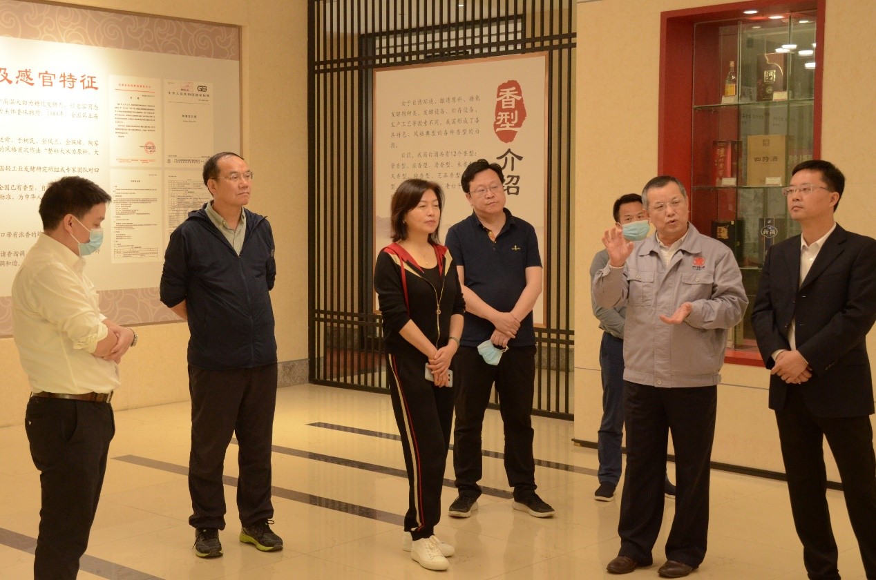 人社出版集團董事、副總經(jīng)理黃衛(wèi)來至我司視察